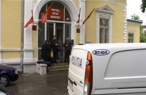 Hoții care au spart sediul PSD Botoșani au fost identificaţi și reținuți de poliţişti