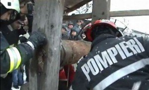 Bărbat căzut în fântână, salvat …