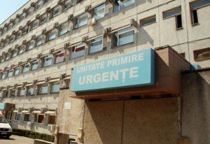 Fachir, la băutură. A ajuns la spital după ce a înghiţit un cuţit şi două furculiţe