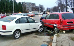 Patru autoturisme avariate de un şofer beat