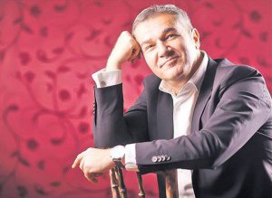 Din cauza problemelor vocale, Dan …