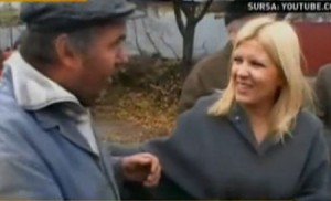 Udrea, luată la pupat şi complimentată în provincie: „Doamna Lenuţa, arătaţi mai voinică la televizor”