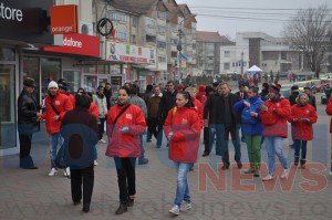 Andrei Dolineaschi și Doina Elena Federovici de vorbă cu cetățenii în Piața Mare a municipiul Dorohoi - FOTO