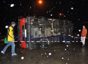 Camion încărcat cu carne, răsturnat …