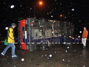 Camion încărcat cu carne, răsturnat pe Sucevei