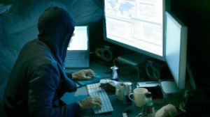 Şase români arestaţi pentru fraude pe internet în SUA