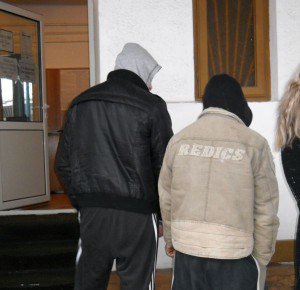 Trei tineri din Flămânzi, reţinuţi de poliţişti pentru un prejudiciu de 11.604 lei