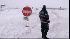 Iarna produce efecte la Botoşani. Circulaţia închisă pe trei drumuri judeţene