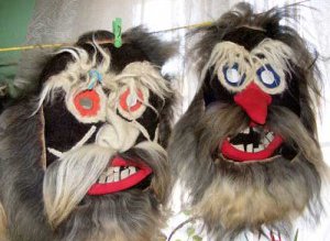 Expoziţie de măşti tradiţionale organizată …