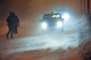 Jandarmii botoșăneni se luptă cu nămeții pentru salvarea oamenilor blocați în zăpadă    