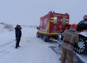 Doi bărbaţi rămaşi înzăpeziţi la …