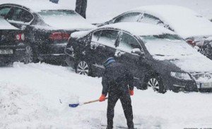 Cum îți scoți mașina din zapadă fără lopată