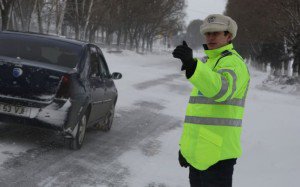 Peste 160 de poliţişti acţionează pentru restabilirea circulaţiei pe drumurile afectate de zăpadă