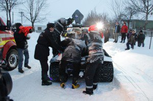 Bolnava adusă la Botoşani cu ajutorul ATV –ului pe şenile şi a ATVM-ului