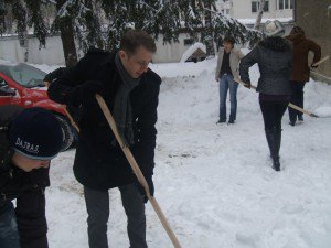 PSD Botoşani participă voluntar la deszăpezirea trotuarelor din municipiul Botoşani