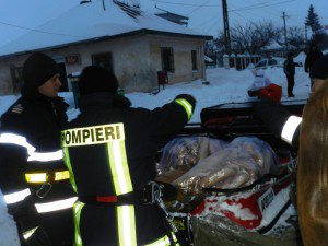 Pâine dusă cu ATV-ul pe şenile locuitorilor  din Cotu Miculinţi şi Ghireni