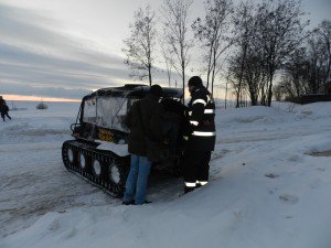 Aduşi la dializă cu ATV-ul pe şenile de poliţiştii de frontieră