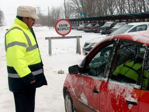 Peste 100 de poliţişti acţionează pentru restricţionarea circulaţiei pe drumurile afectate de zăpadă