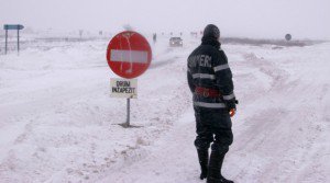 Zece drumuri din judeţul Botoşani sunt în continuare parţial blocate sau închise din cauza nămeţilor