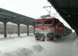 Pe cale ferată nu sunt linii închise, dar circulaţia trenurilor se desfăşoară în condiţii de iarnă