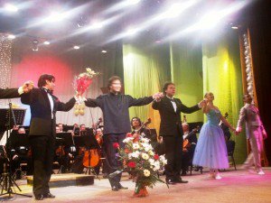 Prefectul a oferit un coş de flori artiştilor din Concertul pentru Anul Nou