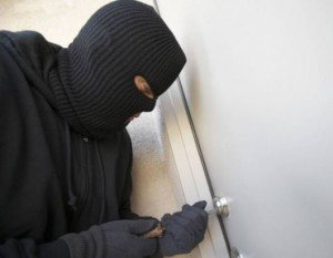 Suspecţi de comiterea unor furturi identificaţi de poliţişti