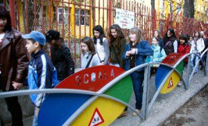 Elevii şi preşcolarii încep astăzi …