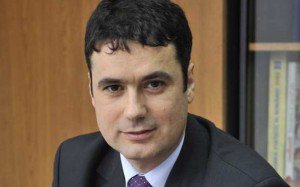 Ministrul Educaţiei vrea să instaleze …