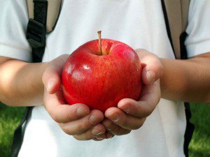 Elevii botoșăneni fără mere în acest an