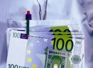 Asistentă medicală reținută pentru luare …