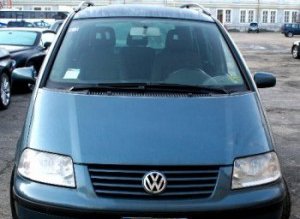 Sharan „falsificat” oprit la frontieră