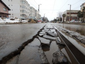 Incredibil! Linia de tramvai din zona industrială se prăbuşeşte. Primăria a chemat specialiştii să verifice cauza