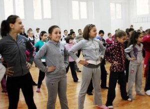 Ministerul Educaţiei introduce 4 ore …