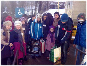 Pachete oferite bolnavilor de la Spitalul de copii „Mavromati”, de către elevii școlii nr. 13 Botoşani