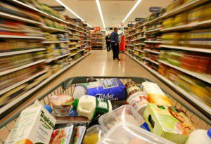 Un lanţ de supermarketuri, în vizorul Gărzii Financiare fiindcă vând prea ieftin