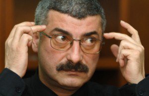 Bahmu „îi dă o palmă …