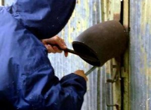 Furturi din locuinţă cercetate de …