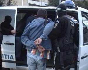 Tânăr de 19 ani, urmărit naţional depistat de poliţişti la Botoșani 