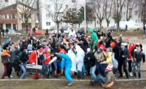 Zeci de tineri au dansat pe ritmuri de Harlem Shake în Poligonul ACR din Botoșani - VIDEO