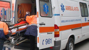 Un bolnav psihic a agresat o asistentă și a spart geamul ambulanței!