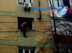 Un tanar din Dorohoi a pus pe jar locatarii din cartierul Plevna amenințând ca se arunca de pe bloc