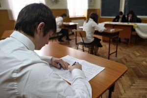 Elevii, în febra examenelor! Încep simulările la bacalaureat 2013 şi la evaluare națională 2013