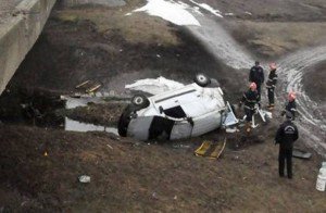 Accident grav produs la Huţani! O mașină în care se aflau două persoane au căzut în albia unui pârâu
