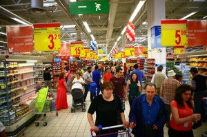 Carrefour retrage sucurile de mere și de portocale. Ce spun reprezentanții Carrefour România