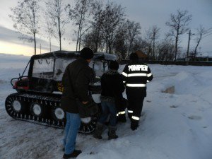 Un bărbat înjunghiat și o femeie cu afecțiuni grave, salvaţi de medicii de pe ambulanţă, pompieri şi drumari