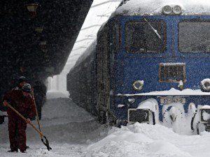 Pe cale ferată nu sunt linii închise, dar circulaţia feroviară se desfăşoară în condiţii de iarnă