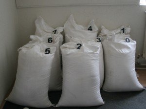 Zeci de saci cu zahăr fără documente confiscaţi la Mihăileni de polițiștii de frontiera dorohoieni