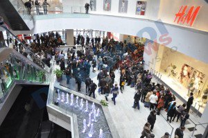 Mii de botoșăneni s-au călcat în picioare la deschiderea Uvertura Mall pentru public - FOTO/VIDEO