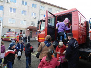 I.S.U. Botoşani luat cu asalt de sute de preşcolari şi elevi