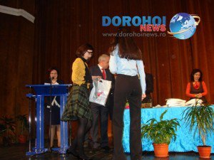 Botoşănence premiate de prefect pentru performanţă în limbi clasice - FOTO